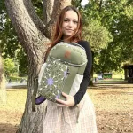 Junge Frau mit einem selbst genähten, grünen Rucksack