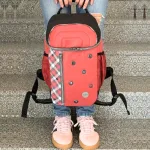 Roter Rucksack mit umlaufendem Reißverschluss