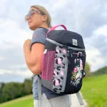 Frau mit Rucksack beim Wandern