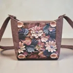 Selbst genähte Tasche mit blumigem Stoffdesign