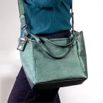 Tasche aus Kunstleder mit Henkel und Schultergurt