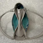 Ansicht einer Tasche von oben mit drei Reißverschlussfächern