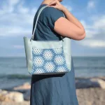 Frau trägt eine selbst genähte Tasche Adelie über der Schulter