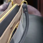 Detailansicht von oben der Tasche Adelie M