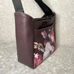 Seitenansicht einer Tasche aus Kunstleder