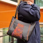 Frau mit selbstgenähter, eleganter Tasche