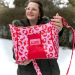 Frau mit peppiger, selbst genähter Tasche