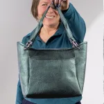 Frau mit Tasche Adelie