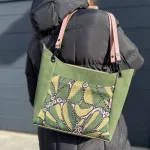 Grüne Tasche mit zwei Lederhenkeln