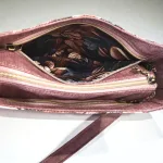 Ansicht der versteckten Reißverschussfächer bei der Tasche Adelie S