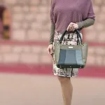 Frau mit selbst genähter Ledertasche