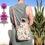 Frau trägt bunte Tasche aus Blumencanvas