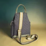 Rückansicht einer selbst genähten Slingbag aus Steppstoff