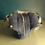 Blick auf die große Reißverschlussöffnung einer Slingbag