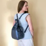 Frau mit selbst genähtem Rucksack aus Teddyplüsch