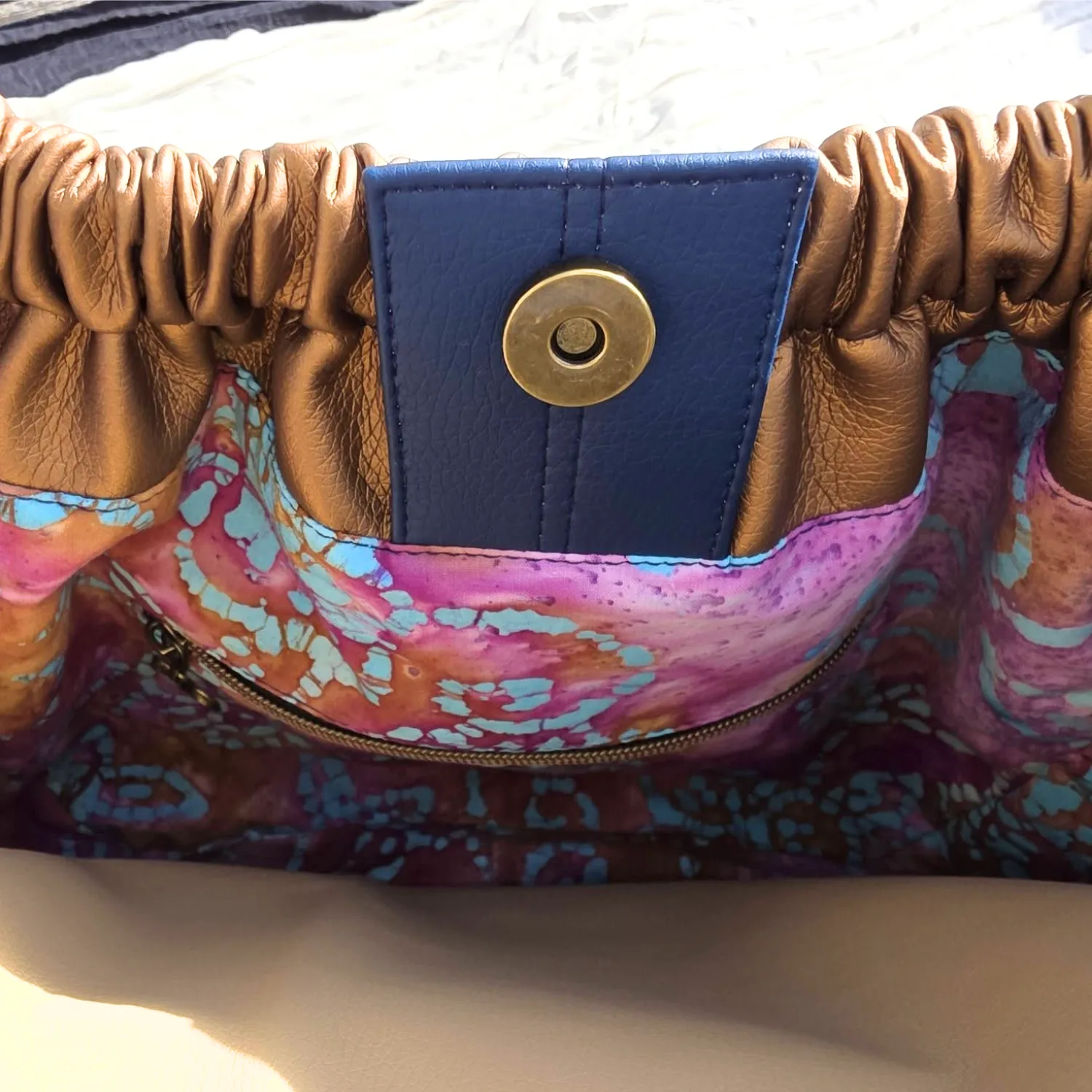 Detailbild vom Verschluss der Beuteltasche Lakrimosa von Monja