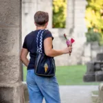 Frau trägt Beuteltasche Lakrimosa von Monja