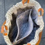 Innenansicht mit Trennfach der Beuteltasche Lakrimosa von Monja