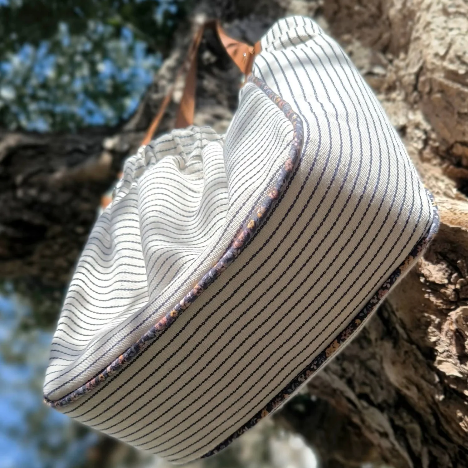 Ansicht von unten der Beuteltasche Lakrimosa von Monja